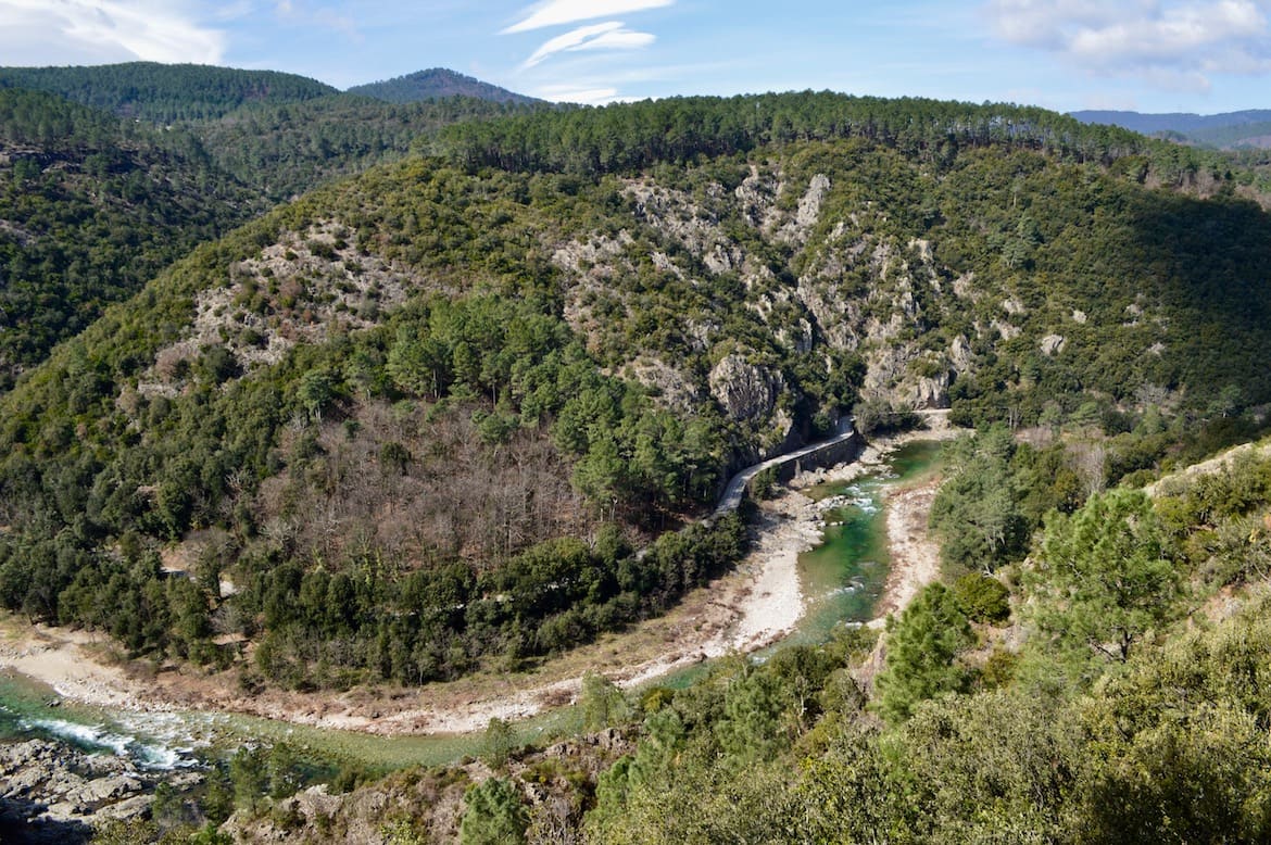 slingerend riviertje in een vallei in de Ardèche