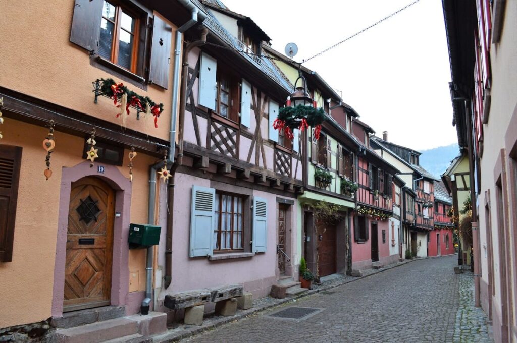 Straatje in Riquewihr in de winter