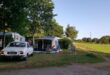kampeerplaats met tent en auto op Camping Chateau le Verdoyer in de Dordogne