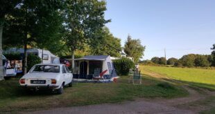 kampeerplaats met tent en auto op Camping Chateau le Verdoyer in de Dordogne