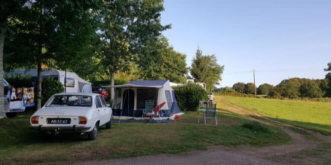 kampeerplaats met tent en auto op Camping Chateau le Verdoyer in de Dordogne