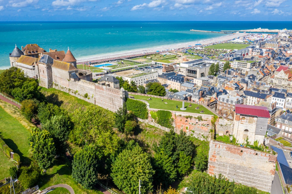 Luchtfoto van Dieppe met daarop de kust, huizen in de stad, het strand, de boulevard en het kasteel van Dieppe.