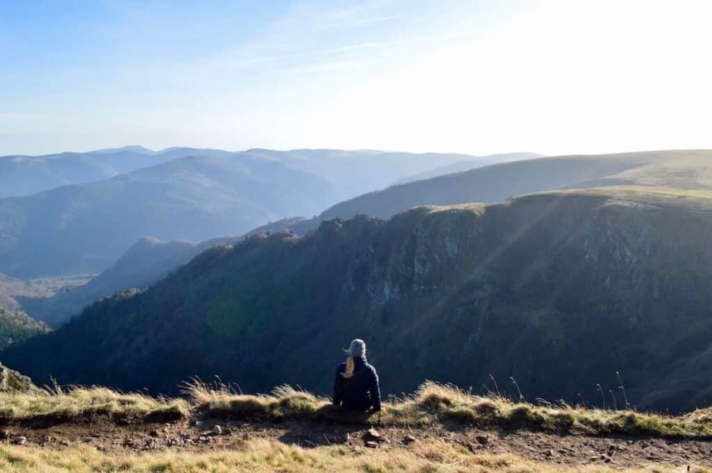 Uitzicht vanaf de bergtop Hohneck op de omliggende bergen