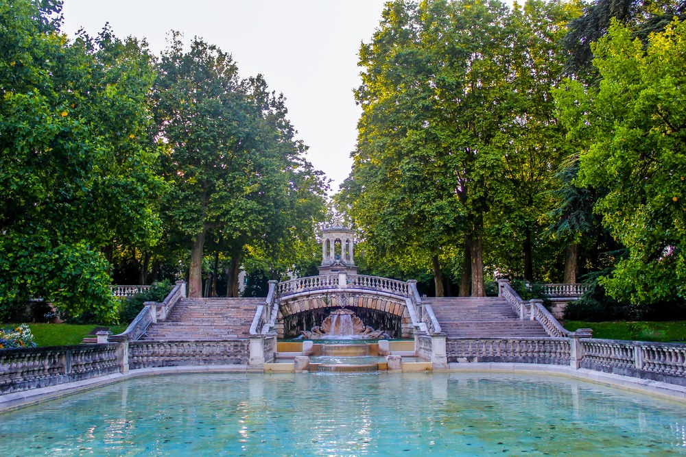 fontein met waterbassin omringd door bomen, in het kleine park Jardin Darcy in de Franse stad Dijon