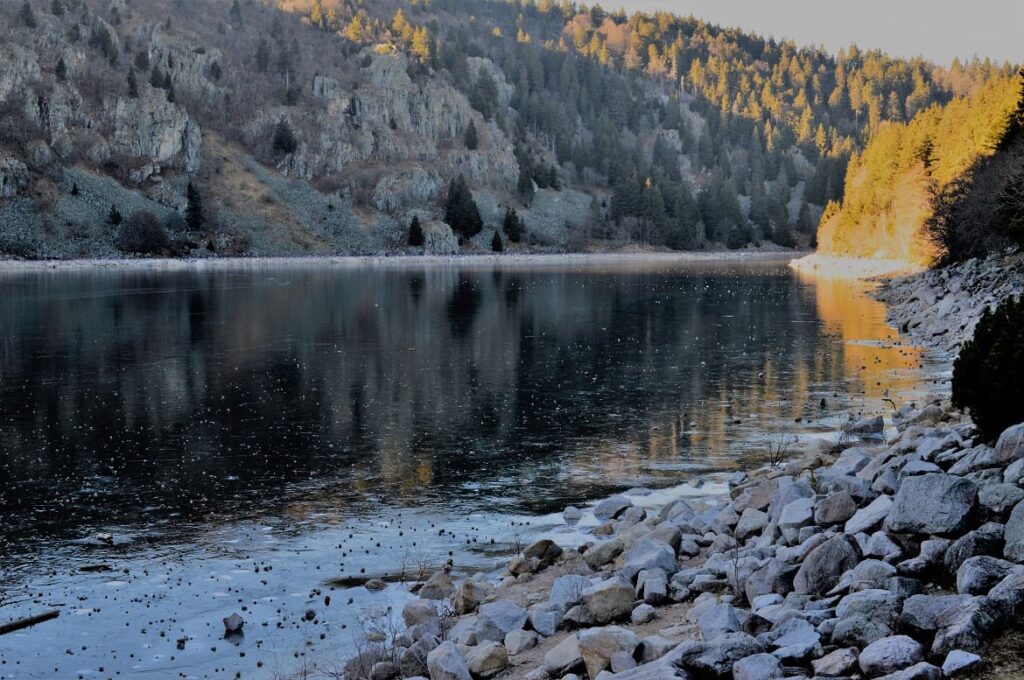 Een bevroren Lac Blanc in de Vogezen