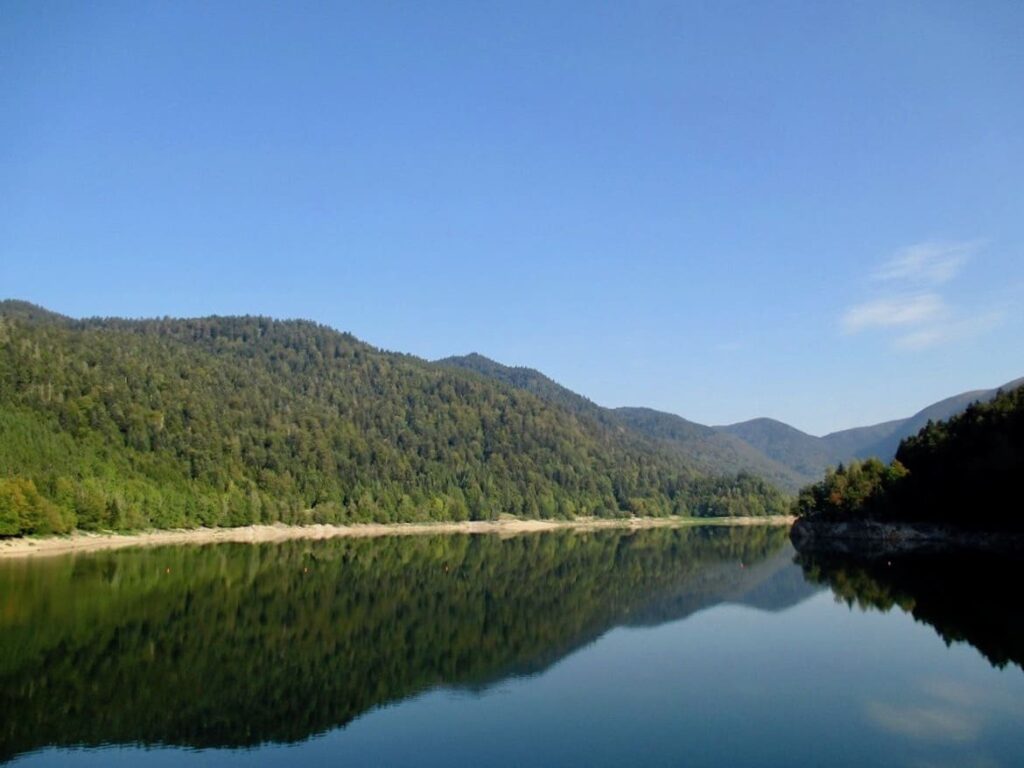 Lac de Kruth omgeven door bergen