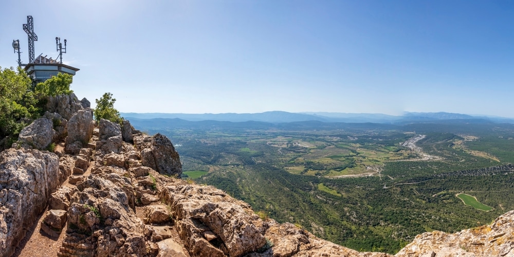 uitzicht een groene omgeving met bossen, velden, wijngaarden en heuvels gezien vanaf de berg Pic Saint-Loup in de buurt van Montpellier