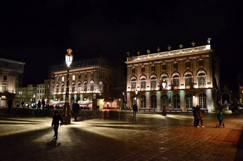 Het plein Place Stanislas in de stad Nancy, verlicht door straatlantaarns in de avond