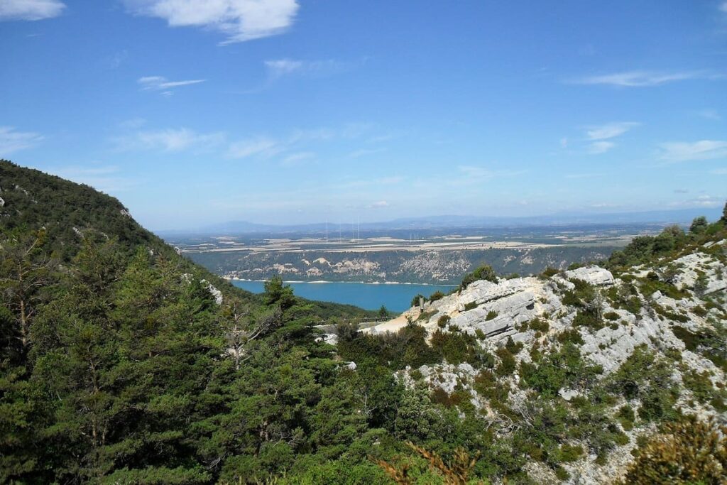 Panoramisch uitzicht op de natuur en het meer van Sainte Croix