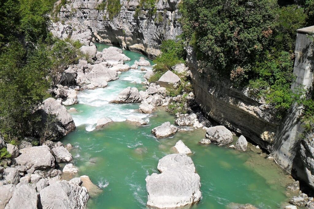 De stromende rivier de Verdon met rotsen in en rond het water
