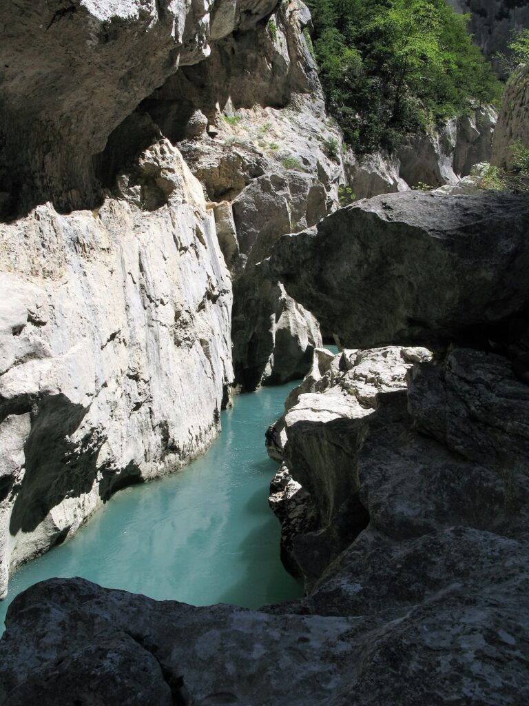 Het azuurblauwe water van de rivier de Verdon, omgeven door witte rotsen