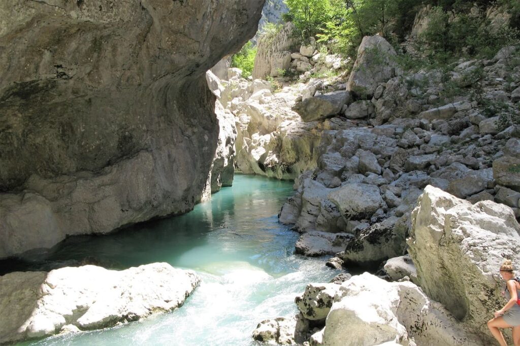 Het azuurblauwe water van de rivier de Verdon, omgeven door witte rotsen
