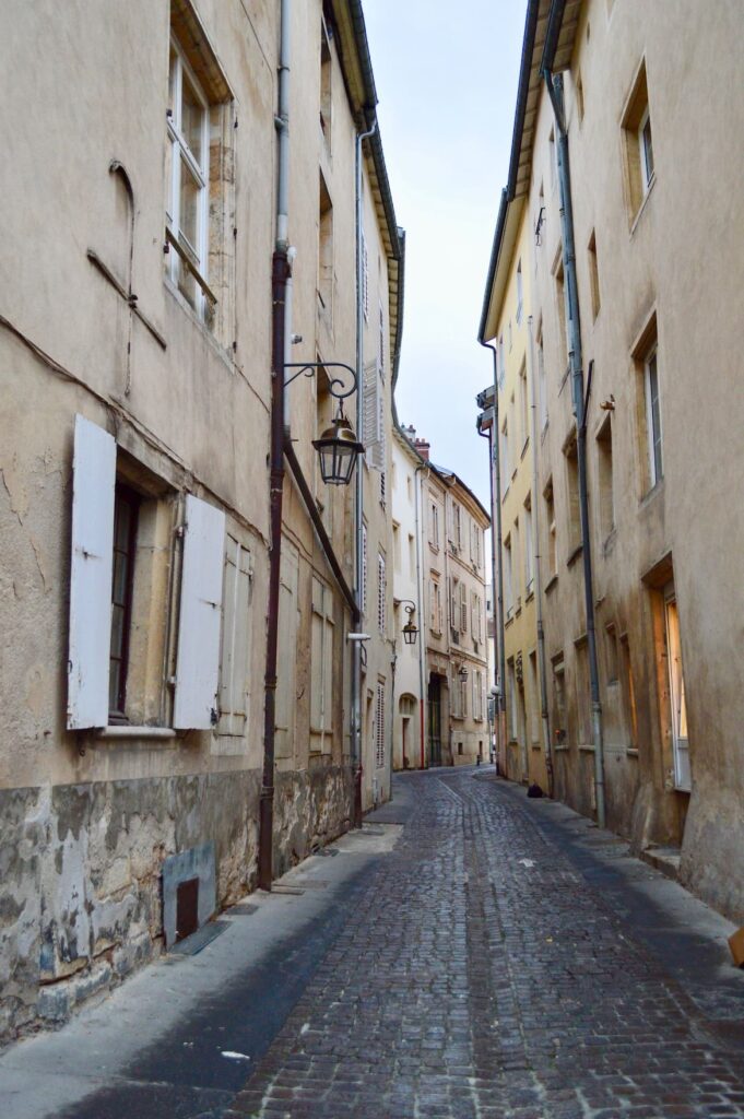 Smal straatje in het oude stadsdeel van Nancy