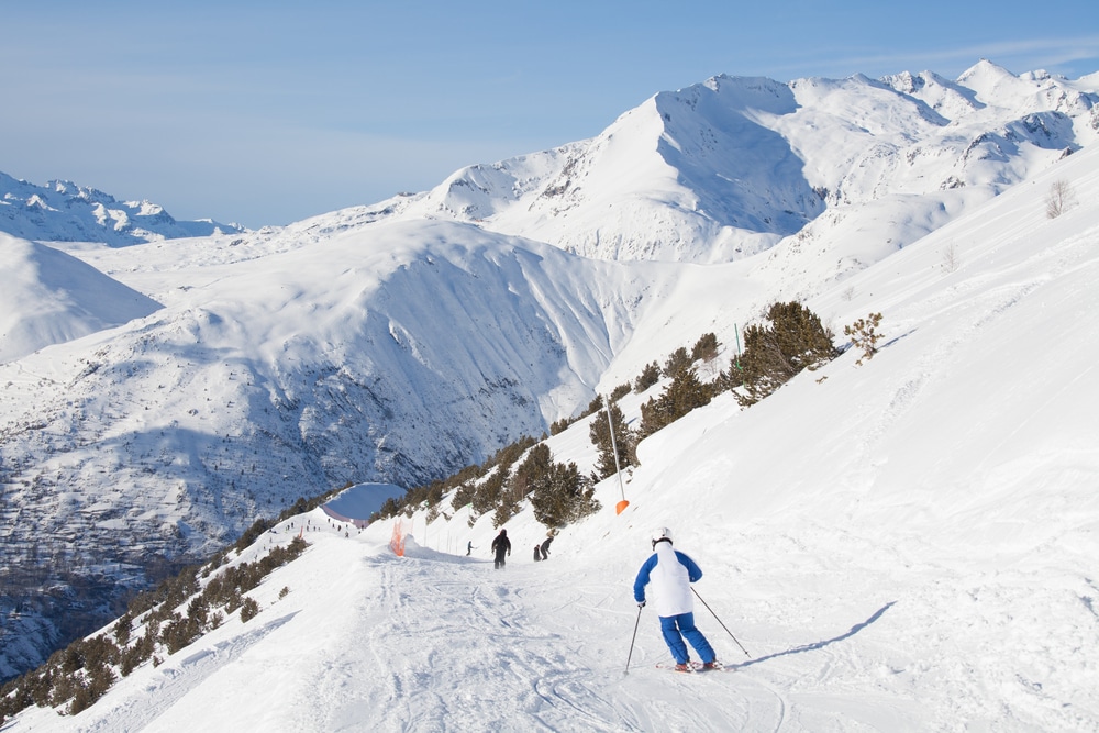 Skipiste met skiërs in het skigebied Les Deux Alpes in Frankrijk.