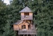 sprookjesachtige boomhut met twee verdiepingen, een terras en balkon waar je kunt overnachten in de Oise, Frankrijk