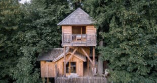 sprookjesachtige boomhut met twee verdiepingen, een terras en balkon waar je kunt overnachten in de Oise, Frankrijk