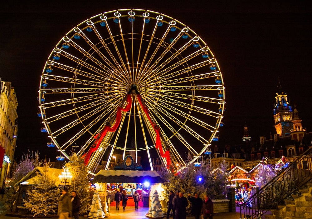 kerstmarkt met kerstkraampjes en reuzenrad in Lille