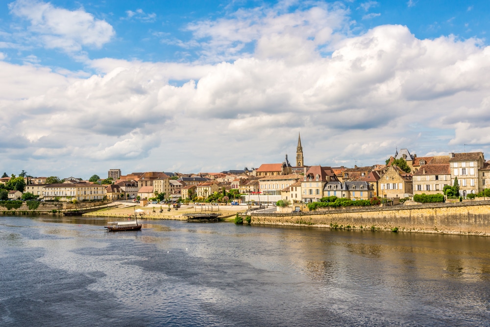 Foto van het stadje Bergerac met middeleeuwse gebouwen, gemaakt vanaf het water.