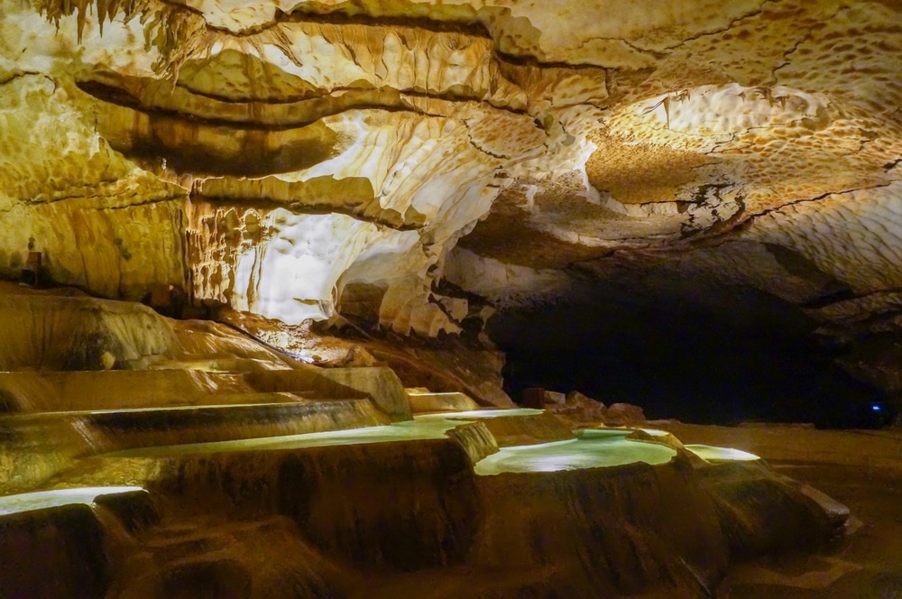 grot met water genaamd Grotte Saint-Marcel in de Ardèche