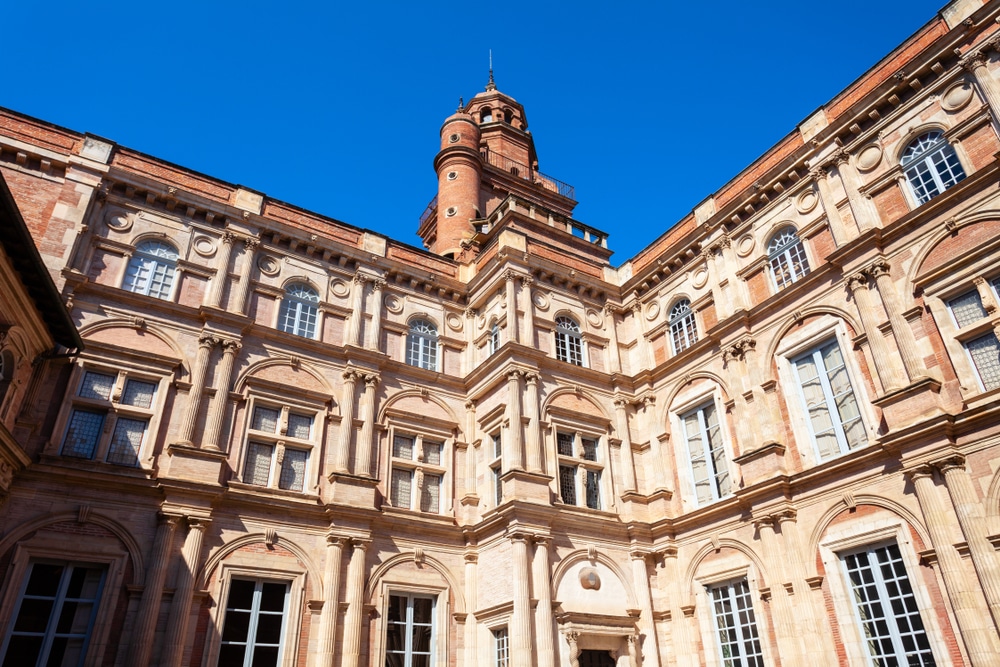 de roze gevel met elegante ramen van Hôtel d’Assézat in Toulouse