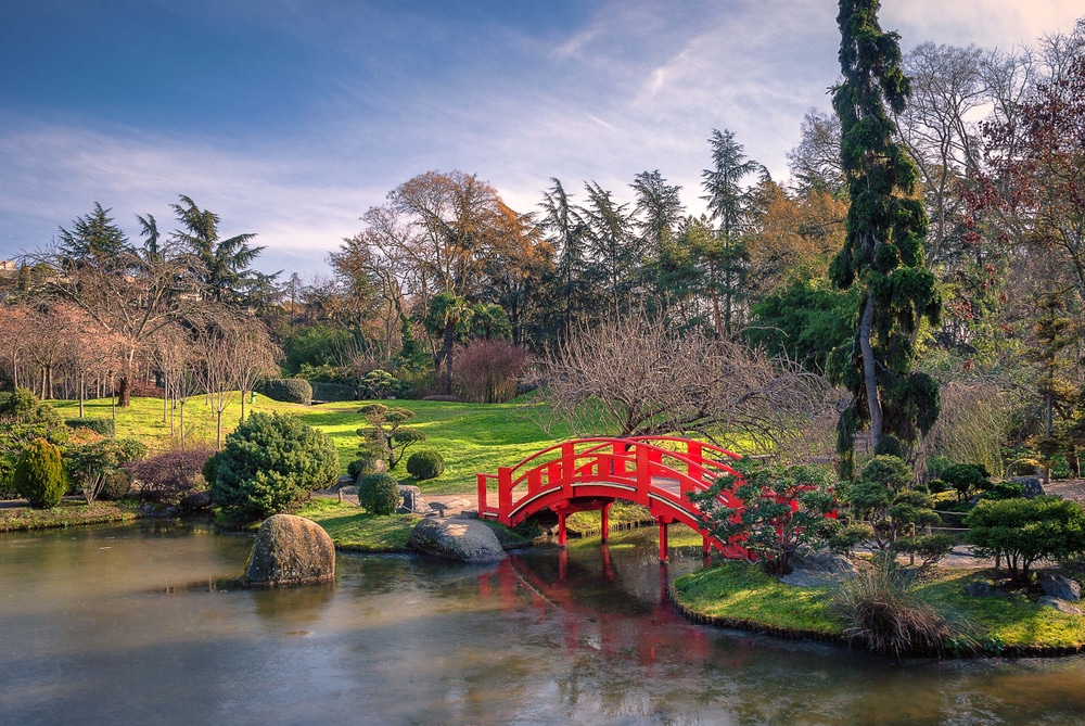 rood bruggetje over het water in de Jardin Japonais Pierre-Baudis in Toulouse