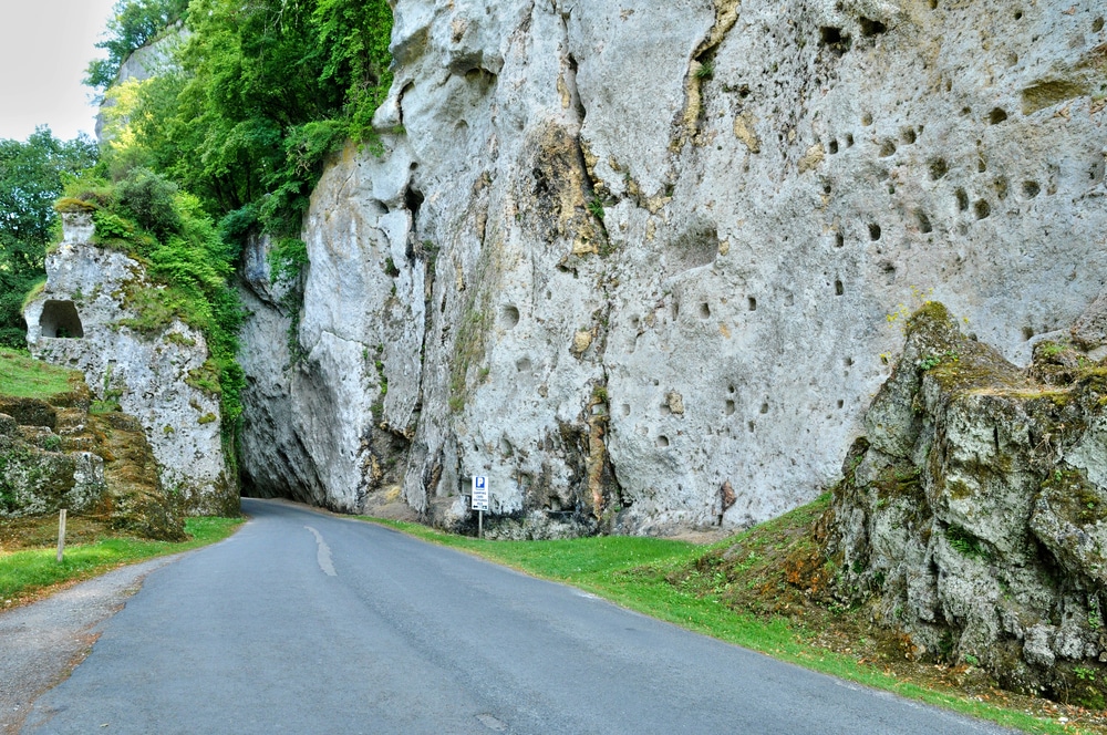 Grote rots gelegen aan een weggetje in de Dordogne.