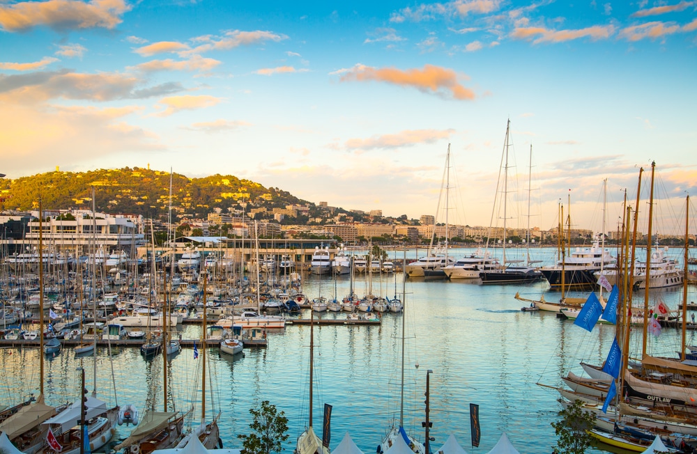 haven vol met vissersbootjes en jachten in Marseille met op de achtergrond een berg en bebouwing