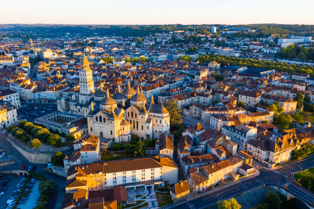 Luchtfoto van gebouwen met roodgekleurde daken en een kerk van de stad Périgueux.