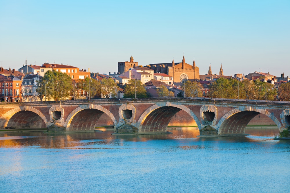 vier bogen van de boogbrug Pont Neuf over de rivier de Garonne op een zonnige en rustige dag in Toulouse