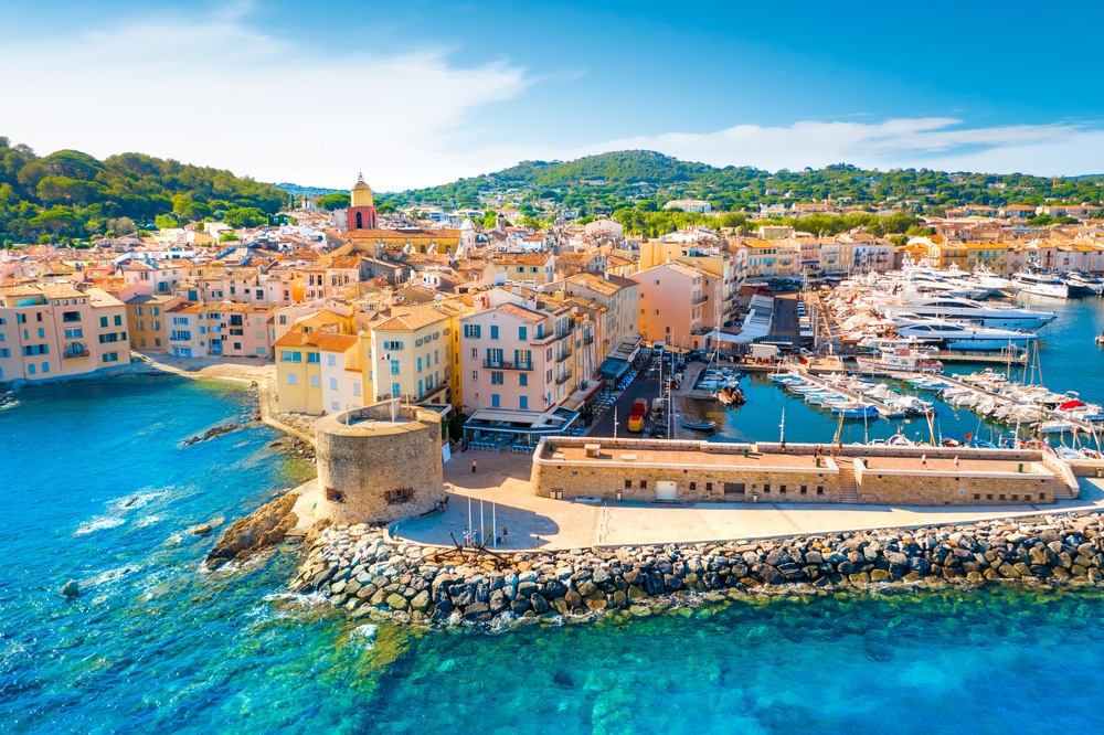 luchtfoto van het centrum van Saint-Tropez met daaromheen de haven, terrasjes en het azuurblauwe water