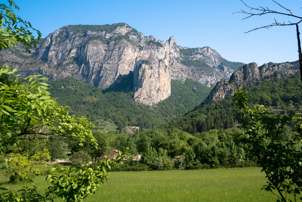 met bomen begroeide bergen en rotsen bij het Forêt de Saou in de Drôme
