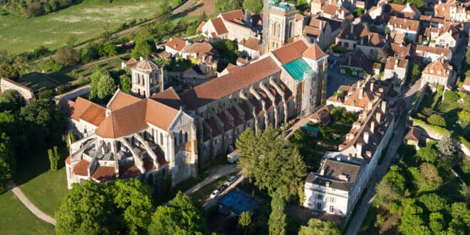 Vezelay Morvan 1935080411, Bezienswaardigheden in Arles