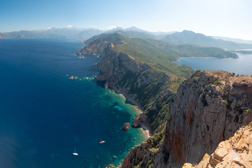 de kaap Capo Rosso op het eiland Corsica met een langgerecht, rotsachtig stuk land en aan beide kanten zeewate