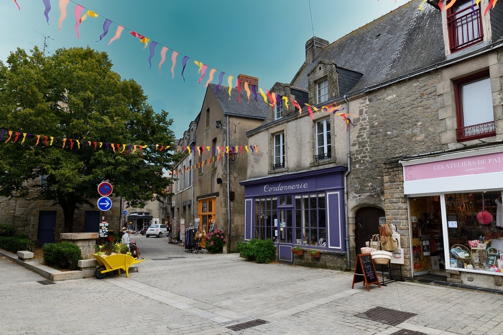 Straatje in het dorp Guérande gelegen aan oude huizen met kleurrijke gevels en versierd met vlaggetjes.