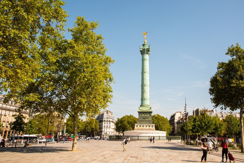 De Julizuil op het Place de la Bastille met verkeer op de straten eromheen