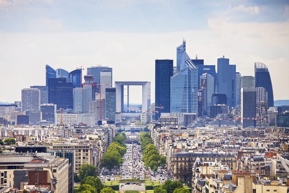 Moderne wolkenkrabbers en de boogvormige Grande Arche gelegen aan een autoweg in de wijk La Défense