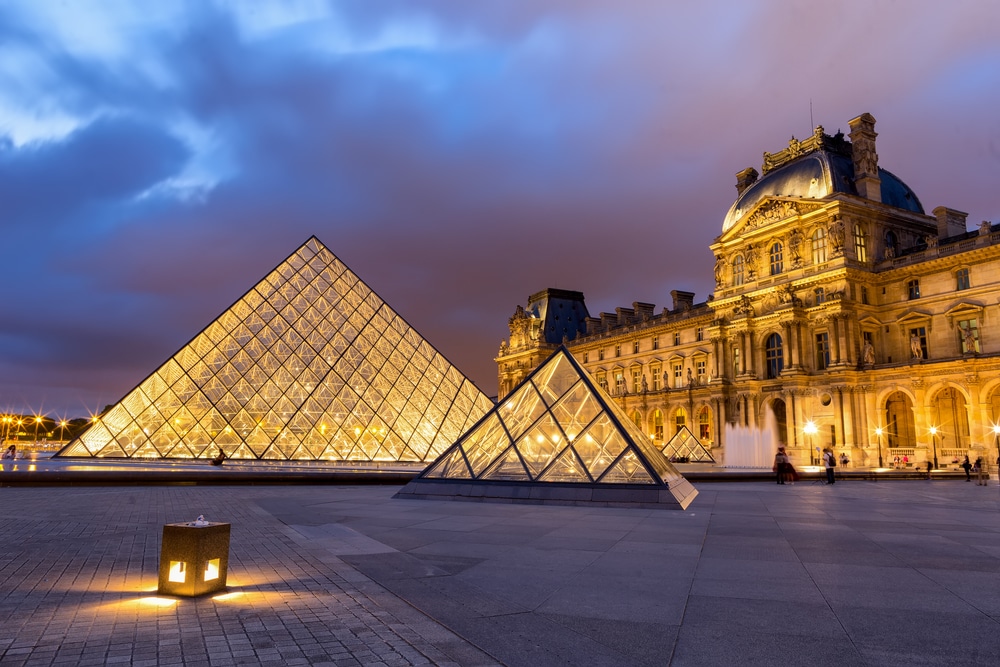 donkere foto van het louvre in parijs