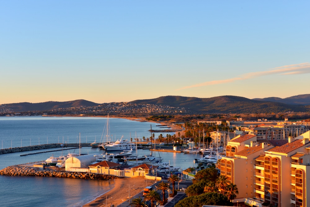 luchtfoto van een haven met jachten tijdens het gouden uur in Fréjus