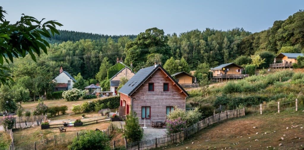 houten chalet, twee vakantiehuizen en drie lodgetenten op vakantiedomein Morvan Rustique in de Bourgogne