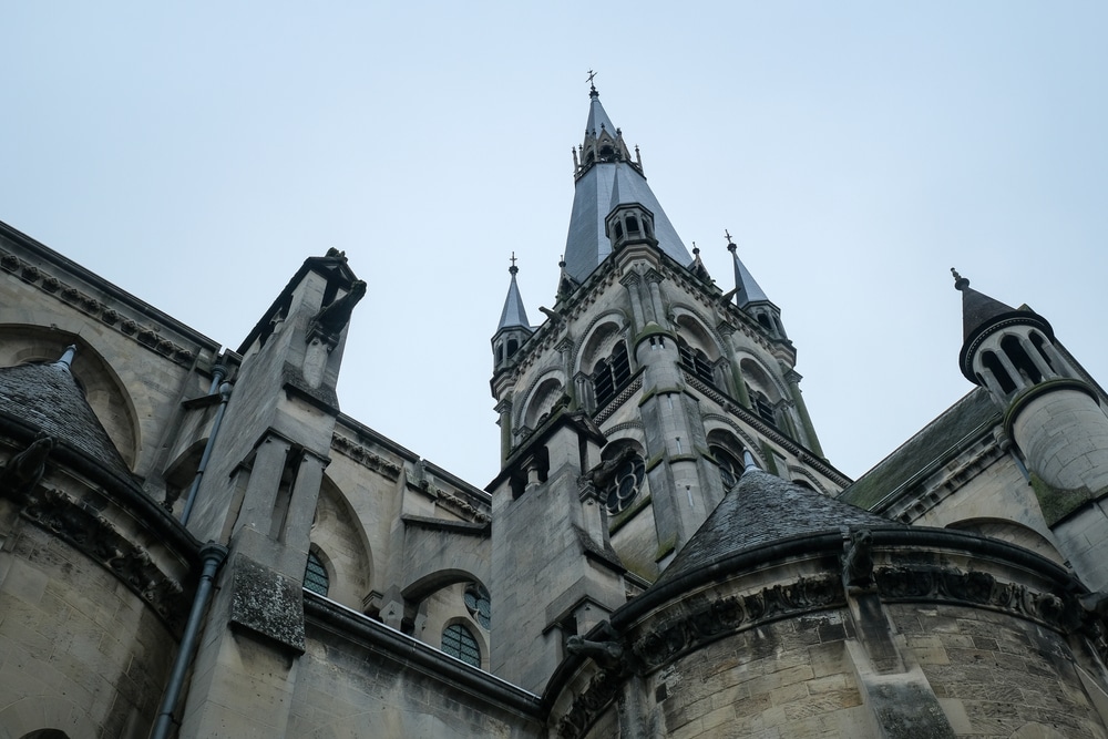 Stenen kerk met zwarte punten daken in Épernay.