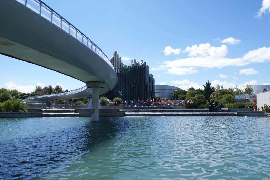 brug over het water met daarachter het futuristische attractiepark Futuroscope gelegen