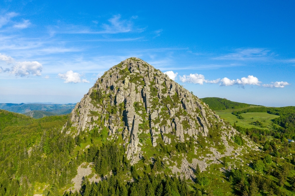 de bergtop Mont Gerbier de Jonc met daaromheen groei heuvels en bomen