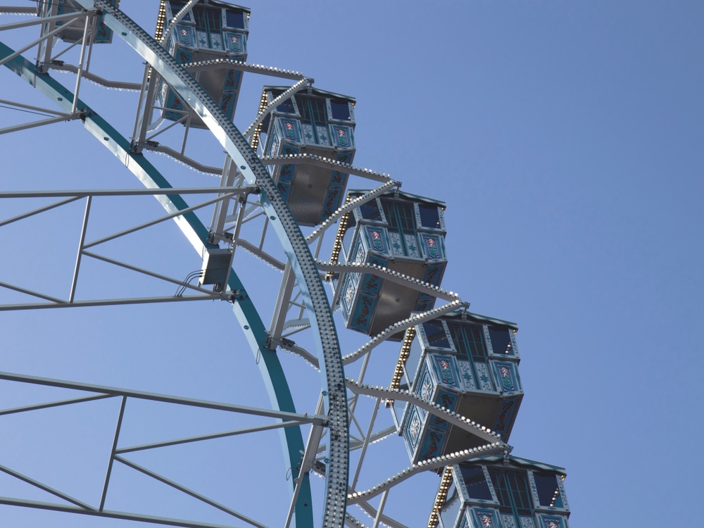 schattige, blauwe karretjes van een reuzenrad in het pretpark Nigloland in Frankrijk