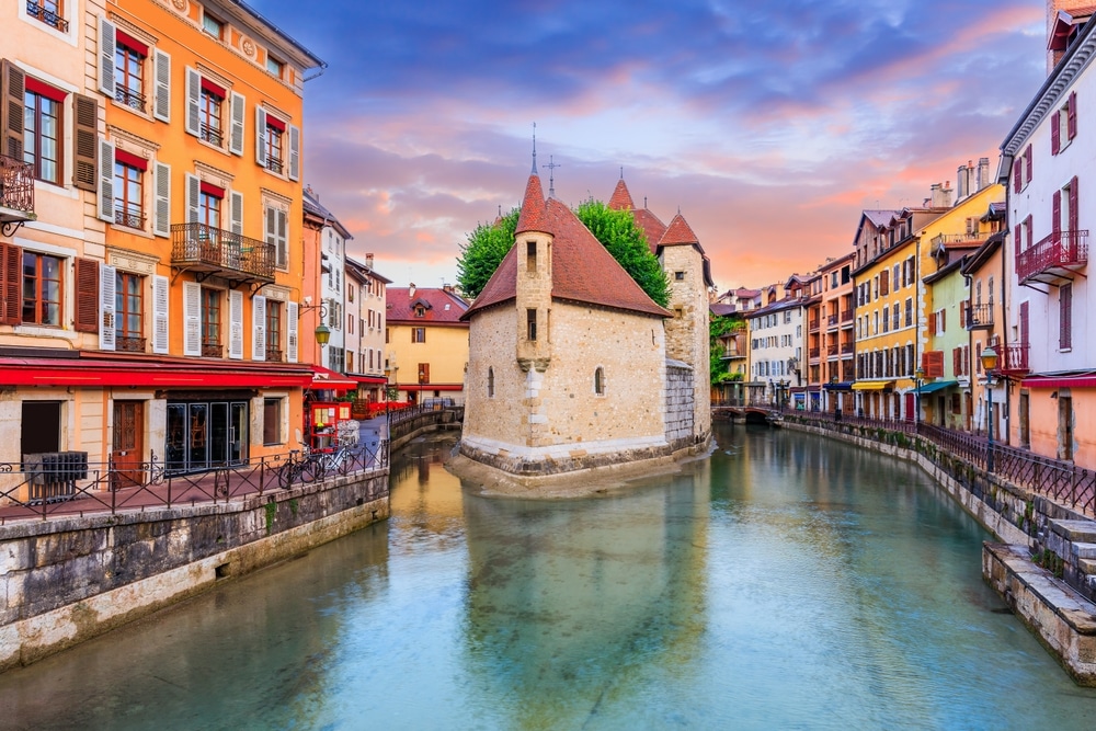 het Château d'Annecy in het oude stadscentrum van Annecy. Er zijn helemaal geen mensen in de straatjes rondom de gracht.