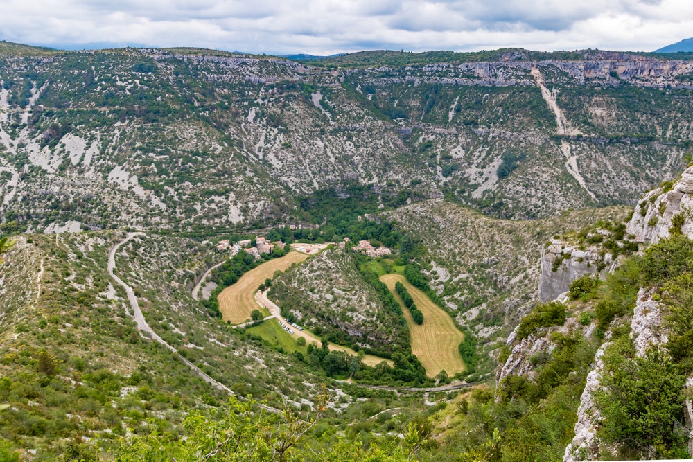 het keteldal de Cirque de Navacelles in de Cevennen op een bewolkte dag