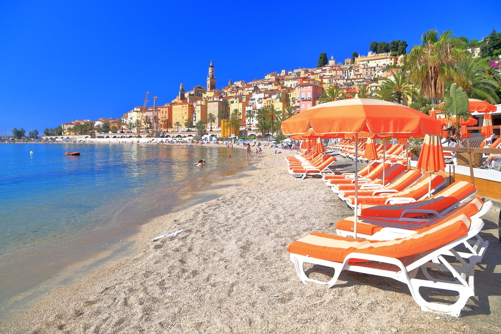 strand met bedjes Menton shutterstock 416438899, Menton