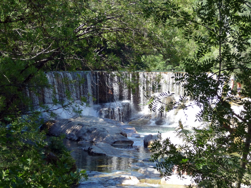 de watervallen van Saint-Laurent-le-Minier op een zonnige dag