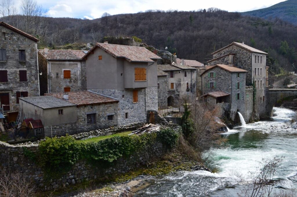 Het dorpje Burzet en rivier la Bourges