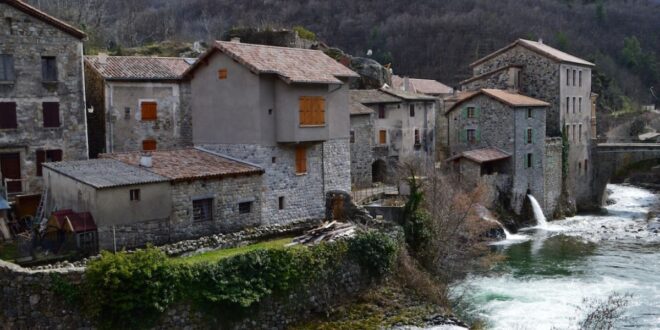 Burzet rivier PVF header, Kamperen Corsica