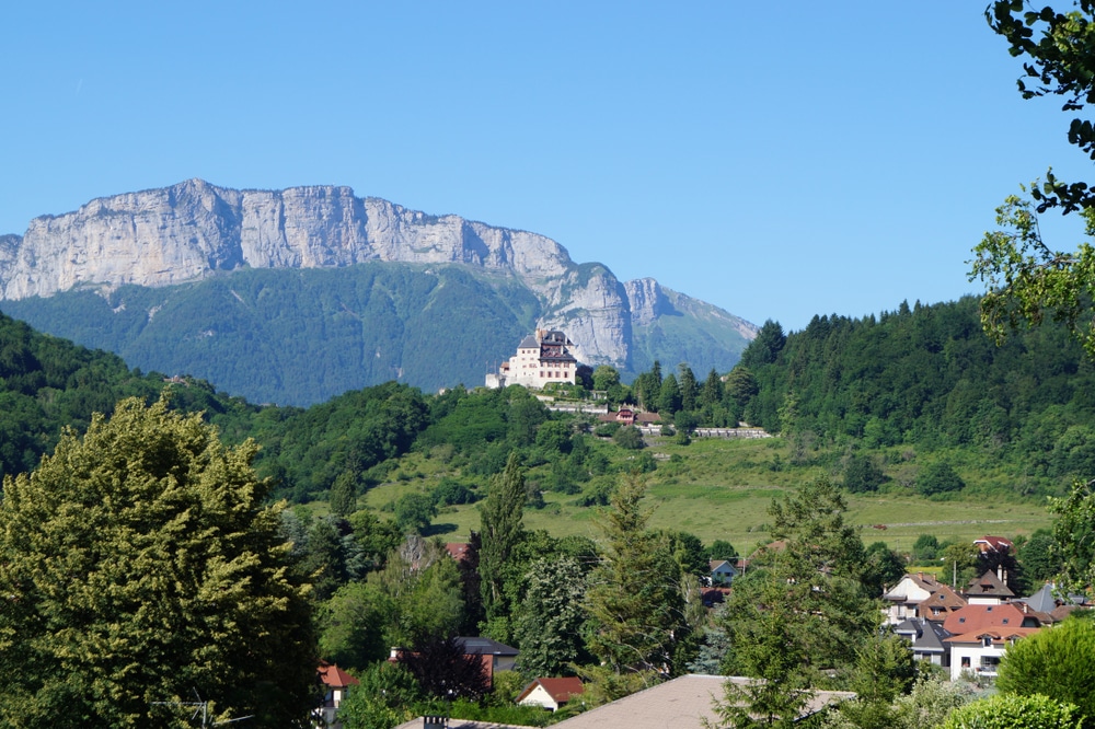 het Château de Menthon gelgen op een heuvel in de buurt van Annecy. Rondom het kasteel liggen bergen en bossen.